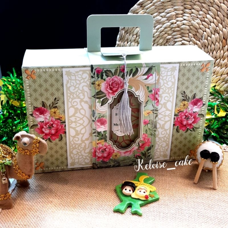 

( isi 4 pcs / @ 13.000 )BOX IDUL FITRI UKR 27,5 cm x 9 cm x 17,5 cm ISI 3 TOPLES PET JAR 800 ml