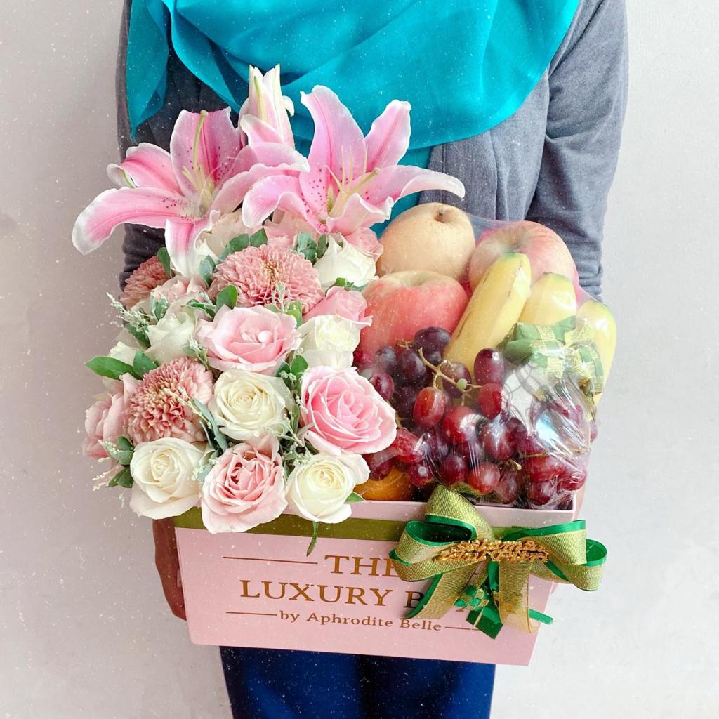 

Parcel Buah Medium + Lily Hadiah Bunga Buah Segar untuk Orang Sakit Premium / Hadiah Buah Segar Ulang Tahun