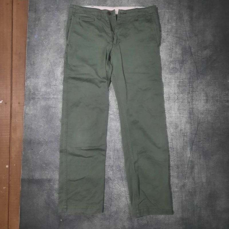 celana chino uniqlo warna sage