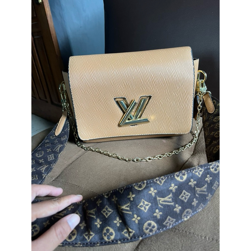pl LV twist bag