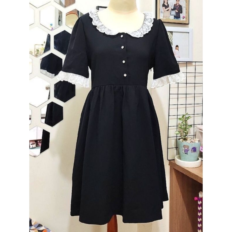 DRESS HITAM KERAH RENDA MIDI 65