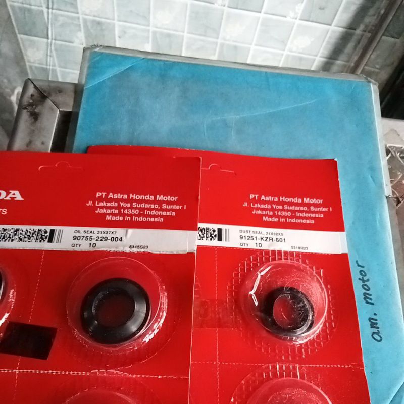 seal tromol depan kzr, Vario 125, 150, honda ori, harga 1 set. kiri dan kanan