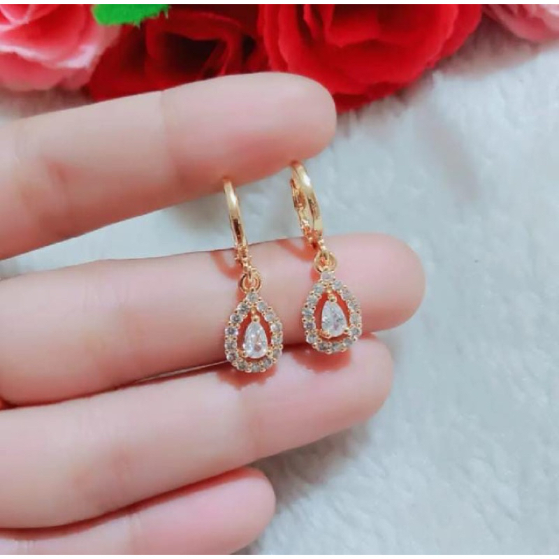 Anting wanita gantung permata titanium berlapis emas