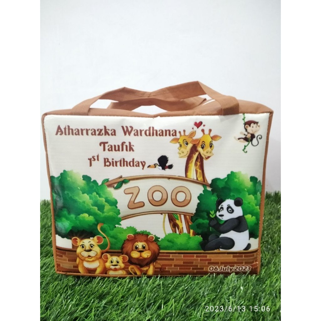 

Tas Ultah Souvenir Kotak Resleting / goodiebag Ultah Kotak resleting 30x25x25