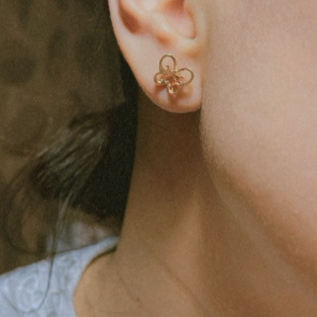 Anting emas kupu kecil