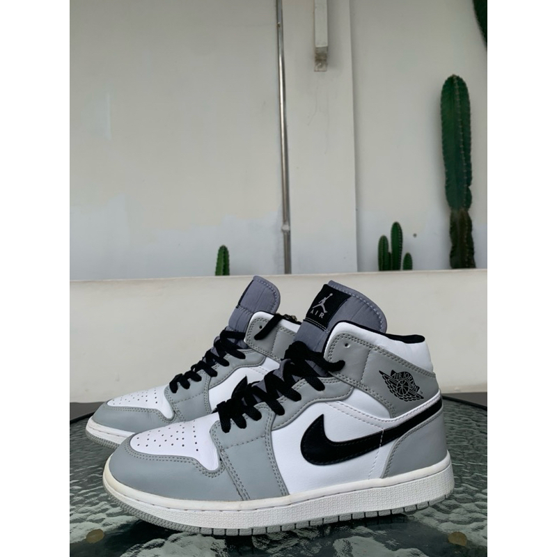 Air Jordan 1 Mid Light Smoke Grey