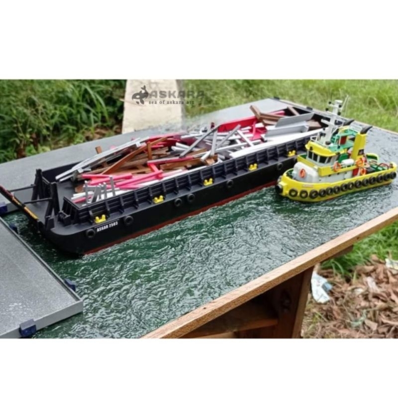 Miniatur Kapal Tongkang dan Tugboat Dalam Diorama