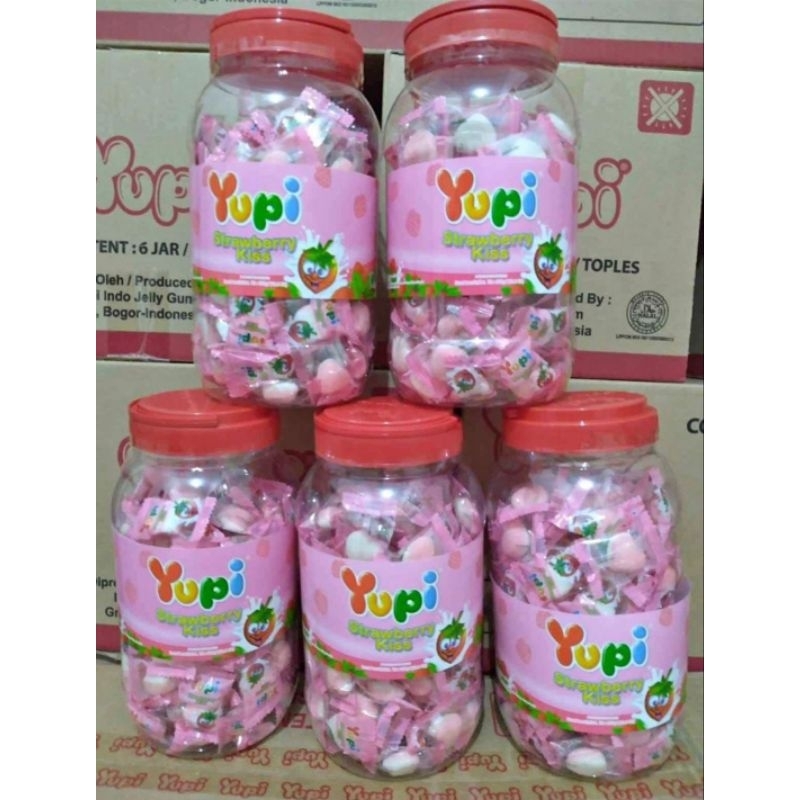 

PERMEN YUPI STAWBERRY KISS KEMASAN TOPLES 300GRAM EXP 2026