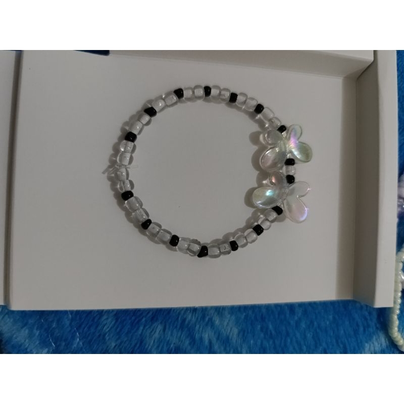 gelang manik-manik hitam putih