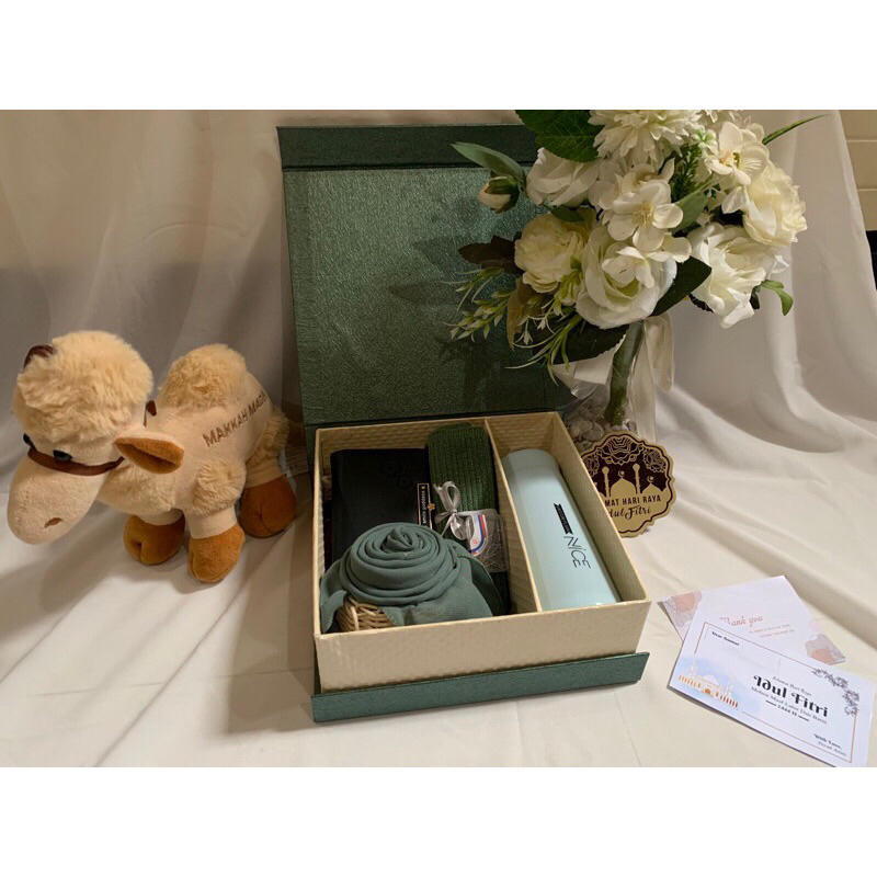 

Hampers lebaran wanita hijab gift box hardbox paket Gold murah