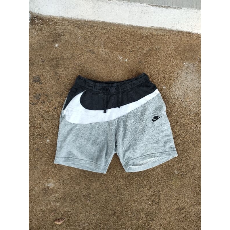 Celana pendek Nike Big Swoosh