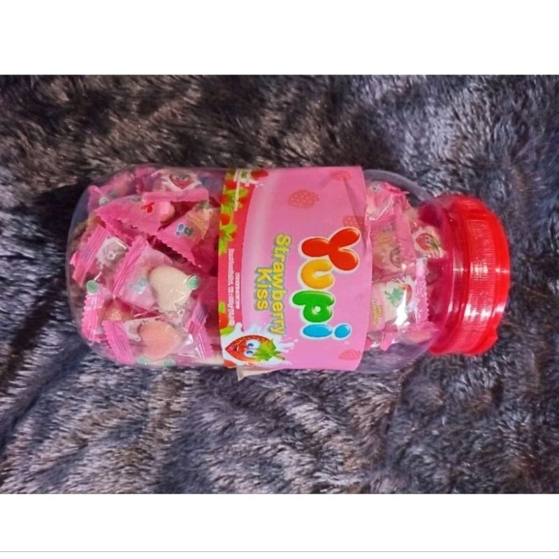 

Permen Yupi toples rasa Strawberry . permen kesukaan anak anak. Netto 300g