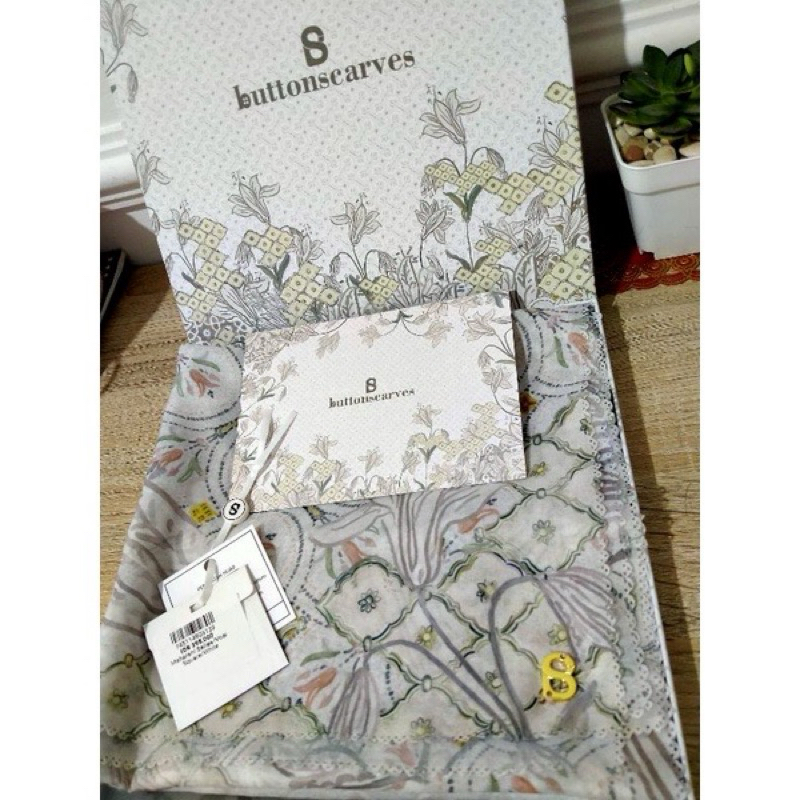 Buttonscarves Maharani White Preloved