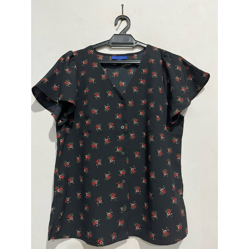 kemeja biliar wanita motif bunga hitam brand APT.9