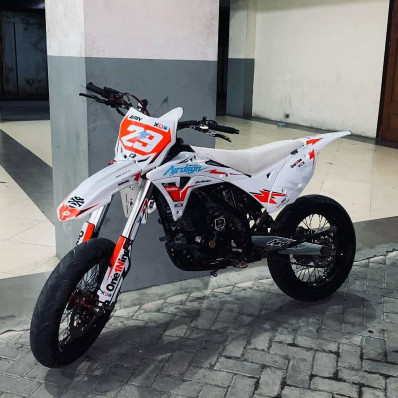 DECAL KLX GORDON PUTIH ORANGE SIMPEL ONEONENINE BISA CUSTOM NAMA NOMOR DAN WARNA
