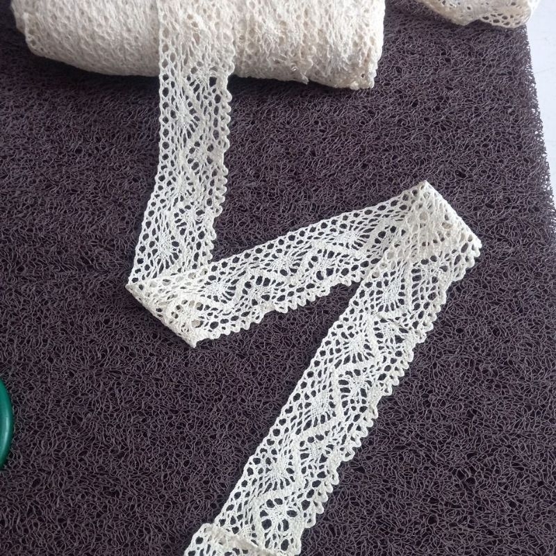 Renda rajut cream 4.5cm roll 100yard.