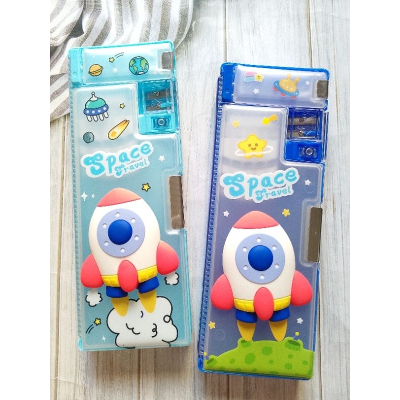

PC MAGNET 35301-D MOTIF ROKET 2 PINTU / 2 LUBANG RAUTAN / 1 TEMPAT PENGHAPUS UK 24.3X8.8X2.5CM