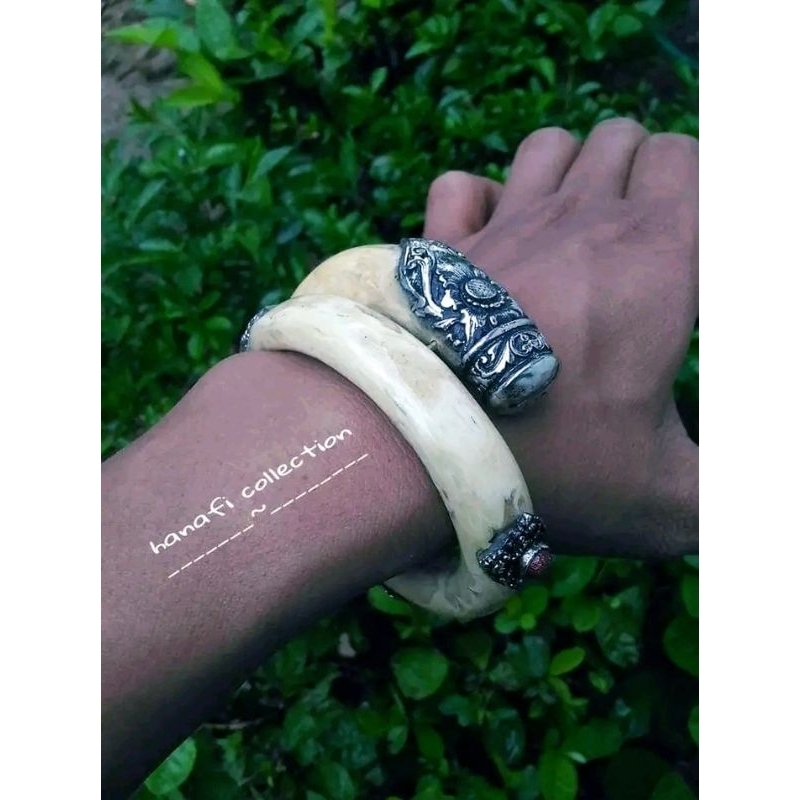 Akar Bahar Putih Desain Logam Antik