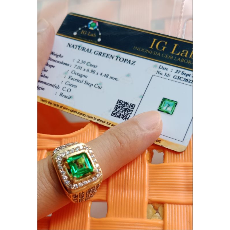 2,39 carat natural green topaz IGL Memo