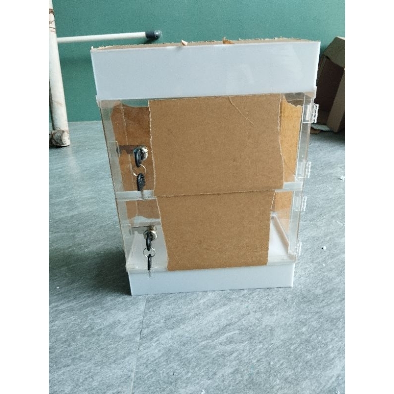 Display akrilik kosmetik Parfum