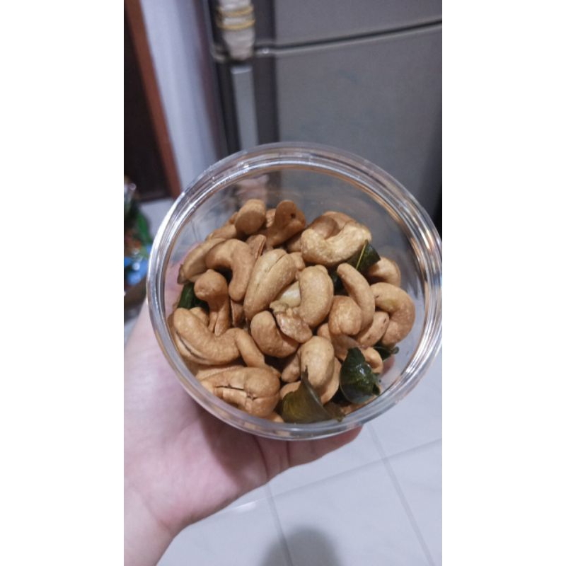 

kacang mede