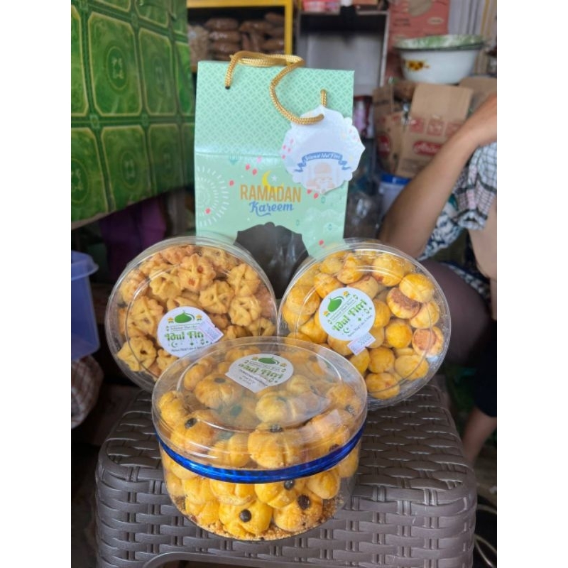 

KUE LEBARAN 3 TOPLES PAKET HAMPERS KUE LEBARAN