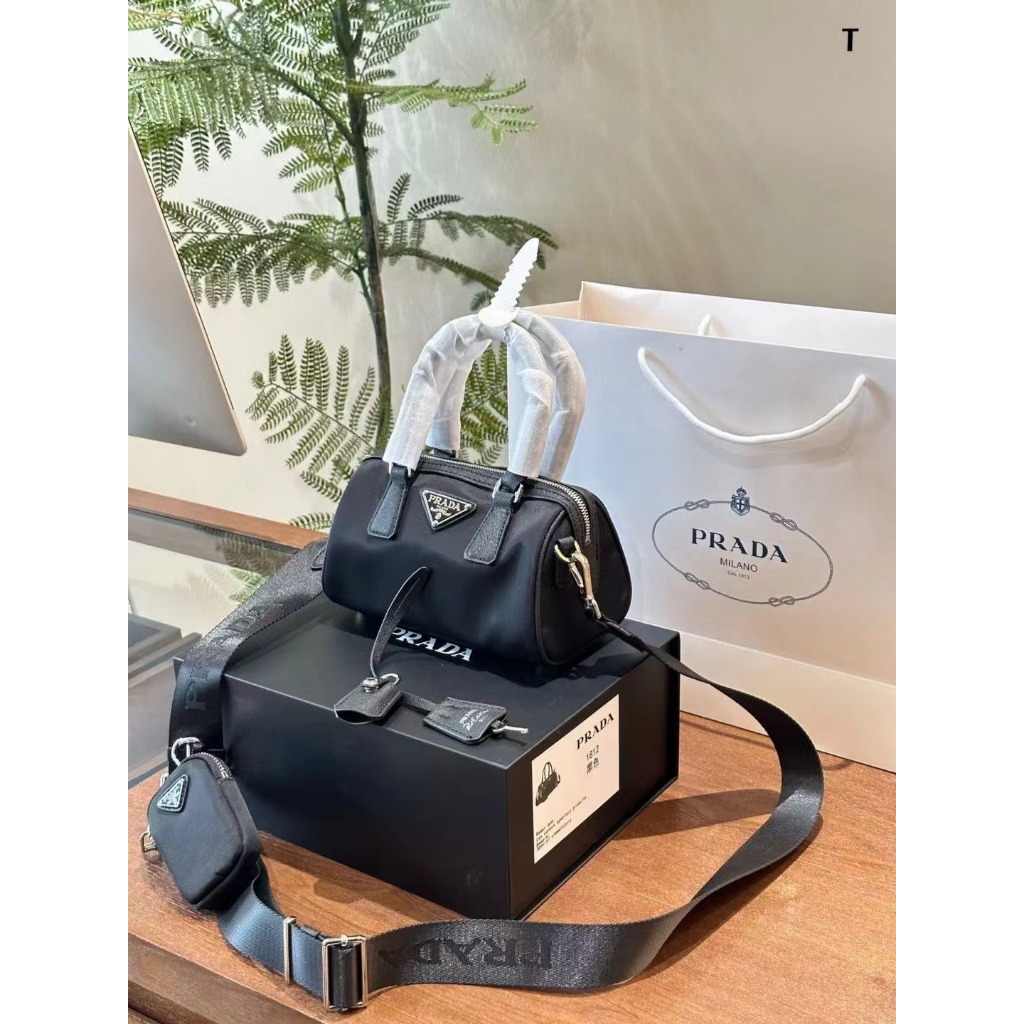 Foto asli tas Prada 3-in-1 Boston, tas bantal artefak pakaian sehari-hari