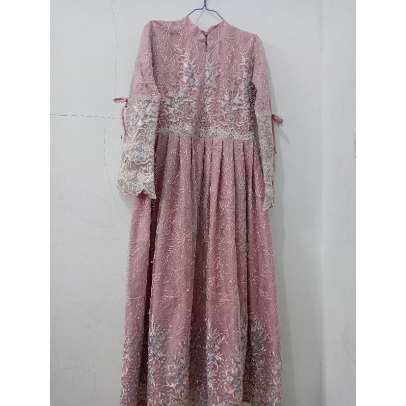 gaun brukat tile motif daun warna peach atau dusty pink