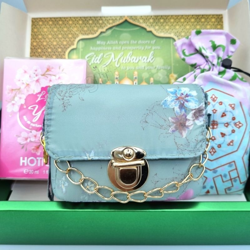Hampers Lebaran Idul Fitri: Mukena dompet travel, Sajadah travel, & Parfum