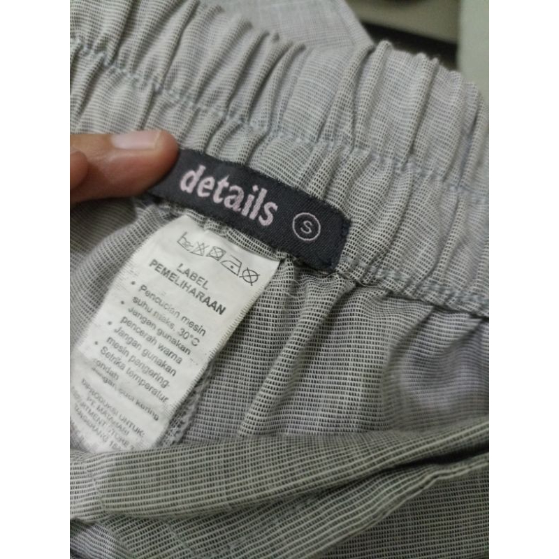 Details Celana Bahan Abu