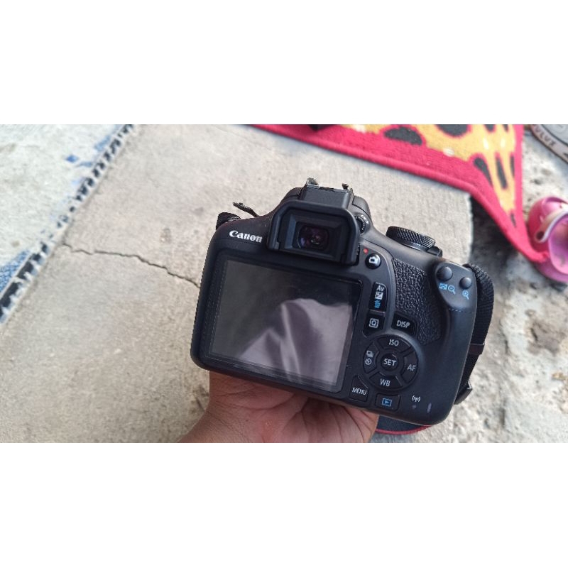 Kamera DSLR Canon 2000 D