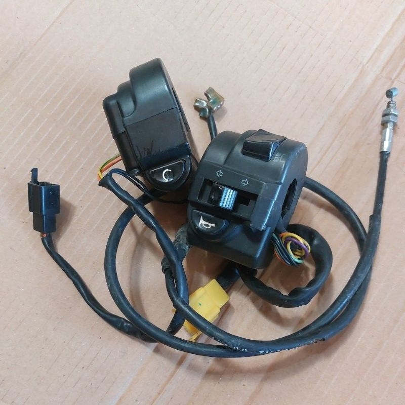 HOLDER/ SAKLAR KANAN KIRI SUZUKI SATRIA FU 150 FI ORIGINAL