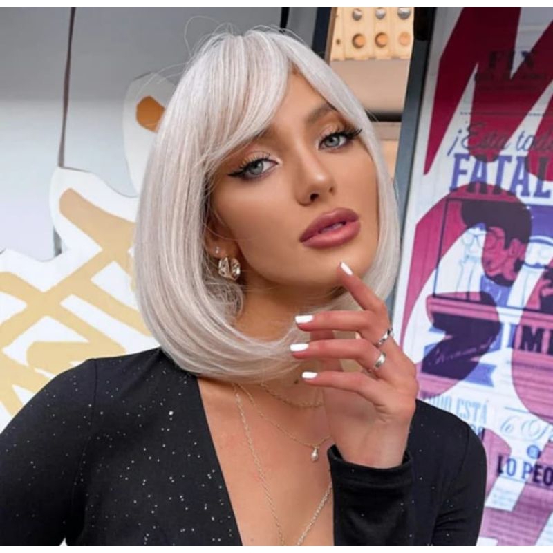 Wig Bob pirang putih lurus pendek dengan poni, Wig sintetis potongan Pixie untuk wanita tahan panas 
