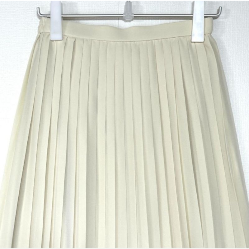 Uniqlo Beige Pleated Skirt