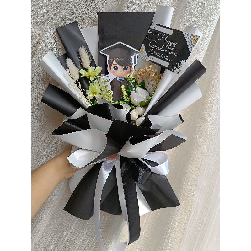 

BUKET WISUDA / BUNGA WISUDA / KADO WISUDA / HAMPERS WISUDA / GIFT WISUDA / BUKET BUNGA / GRADUATION