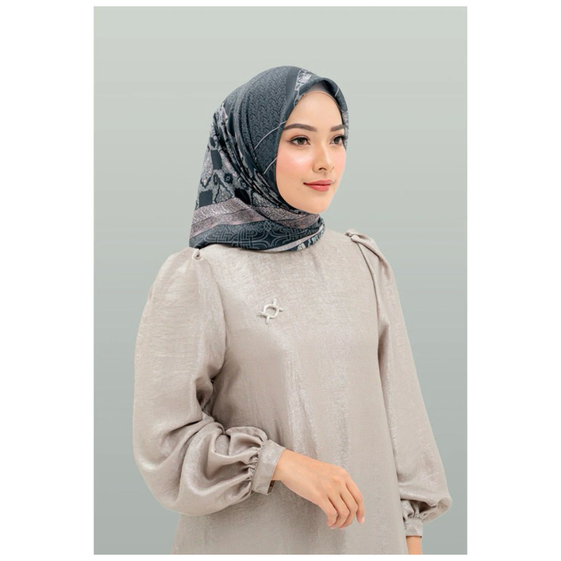 PRELOVED WEARING KLAMBY MANTINGAN, TYPOGRAPHY SERIES SCARF (HIJAB WK)