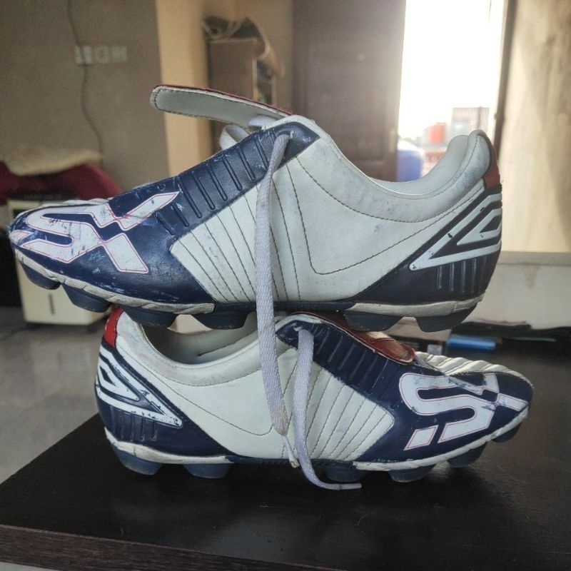 sepatu bola Umbro sx