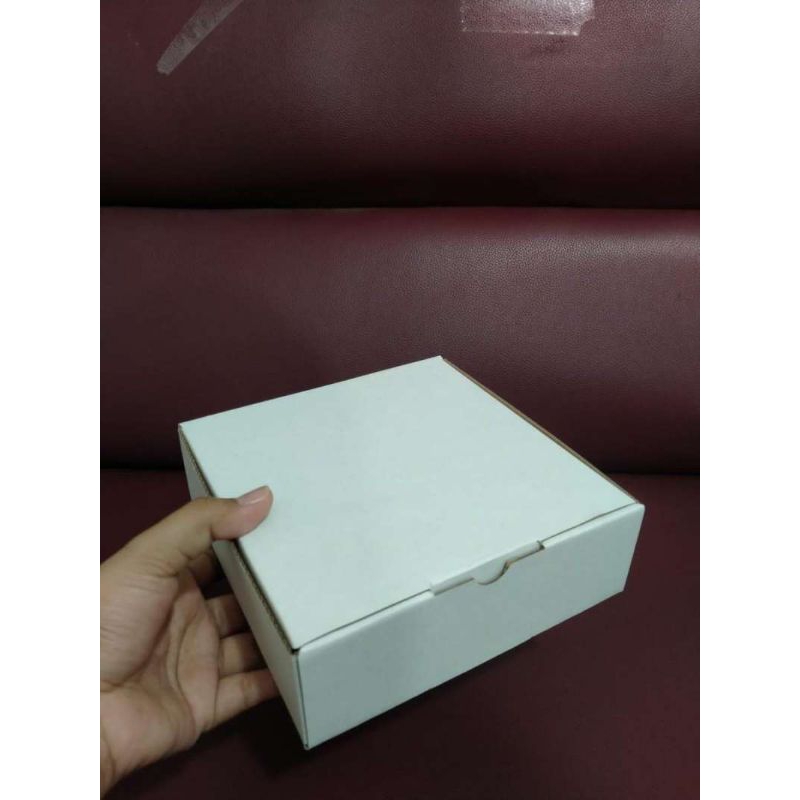 

kardus putih 20x20x5 cm model diecut