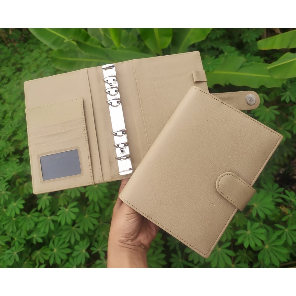 

Paket Binder Menabung Kulit A6 6 Ring (6 LUBANG) 19 WARNA PU Leather [4 ZIPLOCK] kerta line 50 lembar