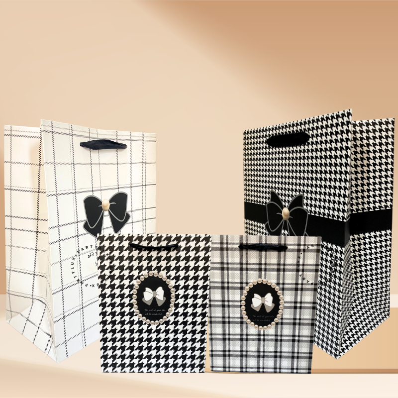 

Paper Bag Kado Motif Black and White Pita / Tas Kado Ulang Tahun / Goodie Bag