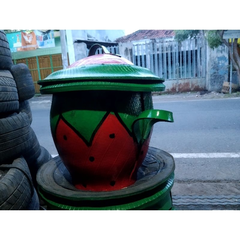 Tempat sampah strawberry kecil