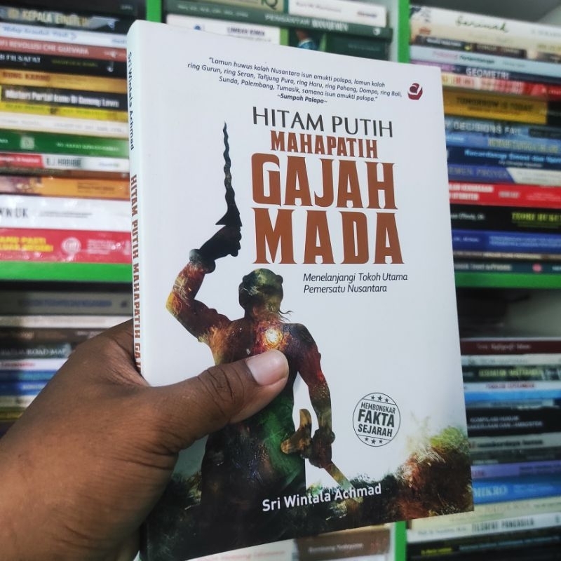 (ori) buku hitam putih gajah Mada : menelanjangi tokoh pemersatu bangsa