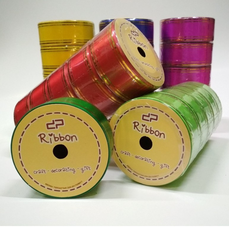 

Pita Kado Roll Lis Emas 4cm Roll Jepang .Plastik RIBBON POLOS Gold strip