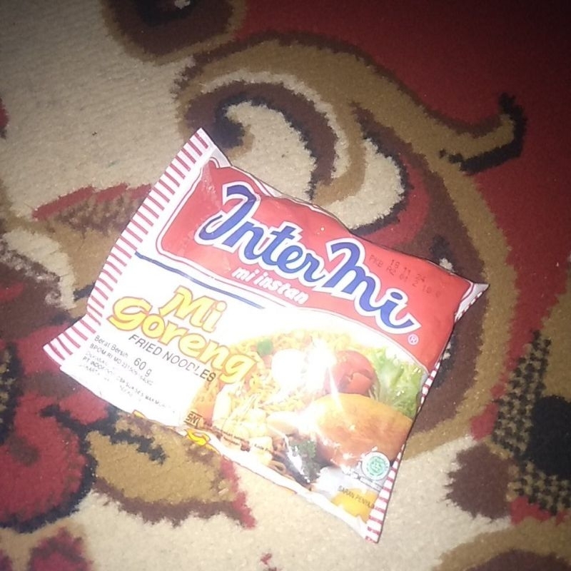 

dijual mie langka yang ada di toko mang heri