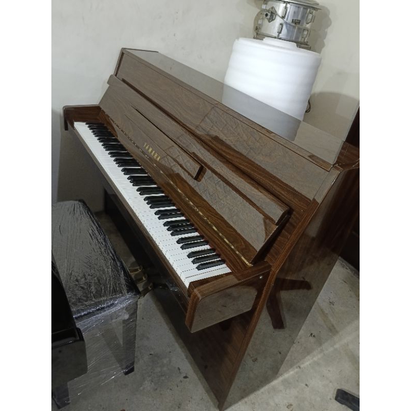 Piano Yamaha JU109 PW Display