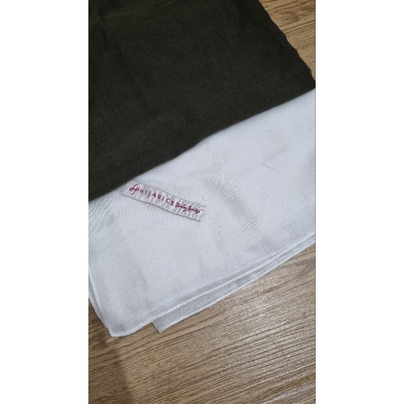 Hijab segi empat paris Putih ( Hijabic x dianty) hijau ( Lozy hijab)