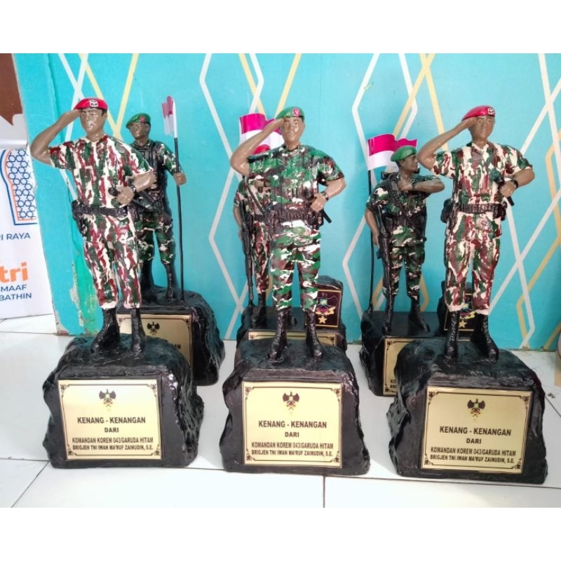 Patung Miniatur karikatur TNI dan Polri