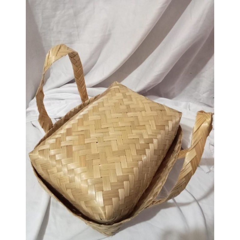 

Besek warna original ada handle pegangan tangan size 20 x 30 cm