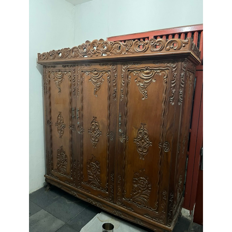 Lemari jati ukir 3 pintu bekas/second harga NEGO