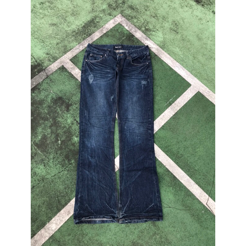 JEANS FEDDING BY WILD LIFE